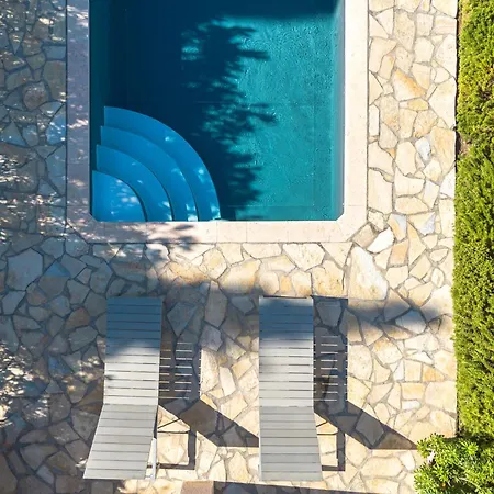 Corinthian Blue Retreat * Katakálion